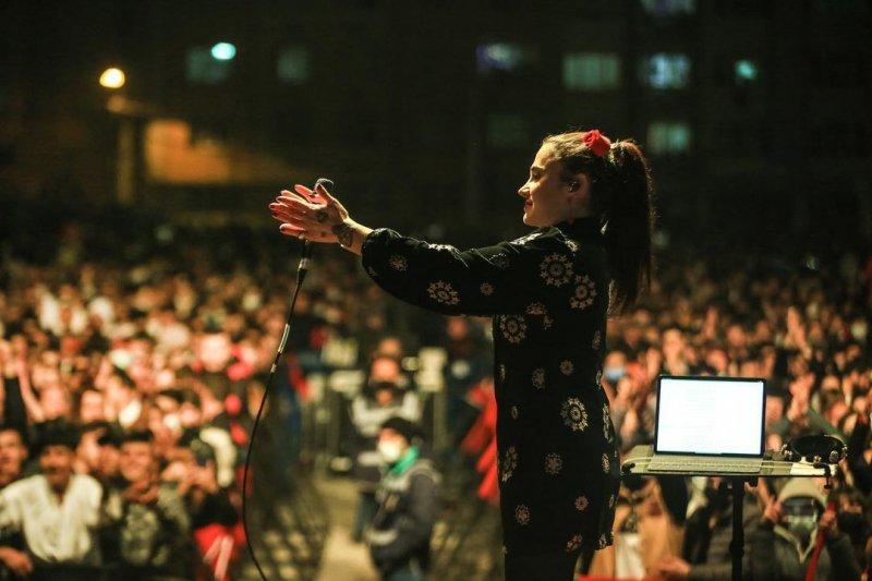 Sesiyle herkesi mest eden Ceylan Ertem'in renkli fotoğrafları