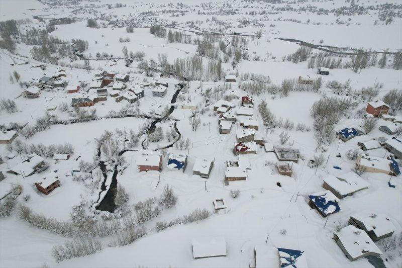 Ovacık'taki çiftçilerin 2 metrelik kar bereketinden manzaralar