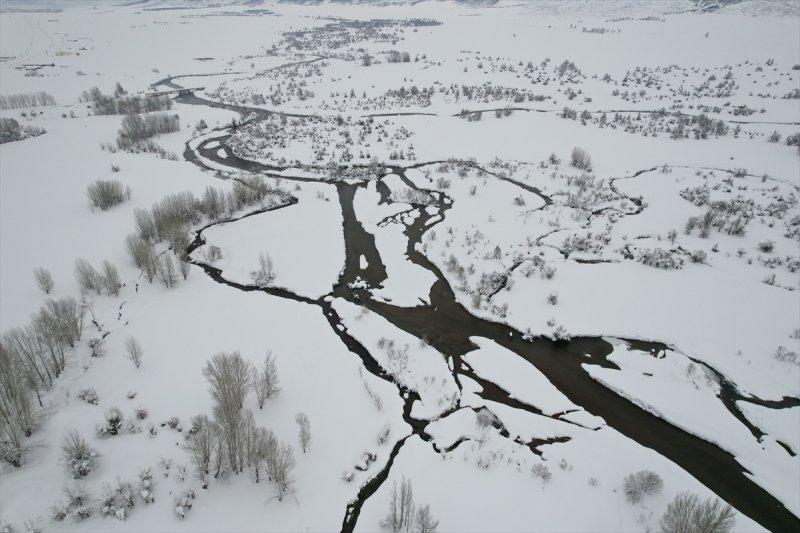 Ovacık'taki çiftçilerin 2 metrelik kar bereketinden manzaralar