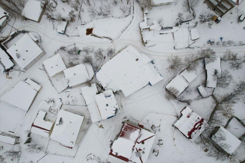Ovacık'taki çiftçilerin 2 metrelik kar bereketinden manzaralar
