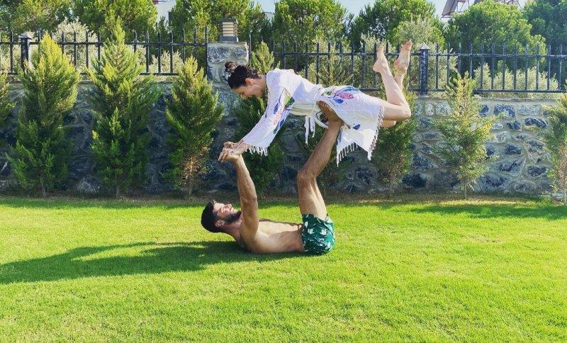 Berk Oktay ve Yıldız Çağrı Atiksoy'un birliktelik pozları