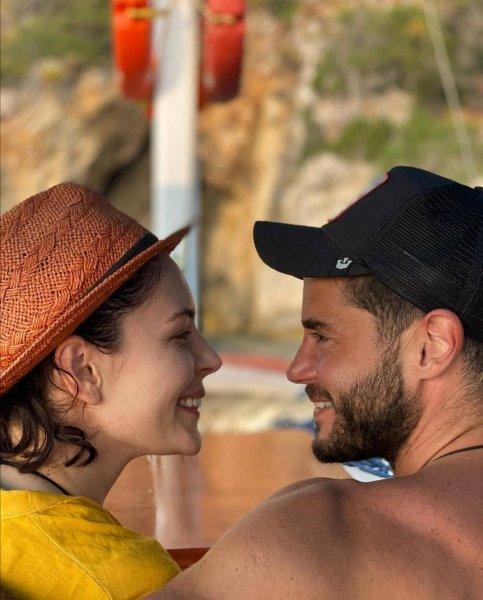 Berk Oktay ve Yıldız Çağrı Atiksoy'un birliktelik pozları