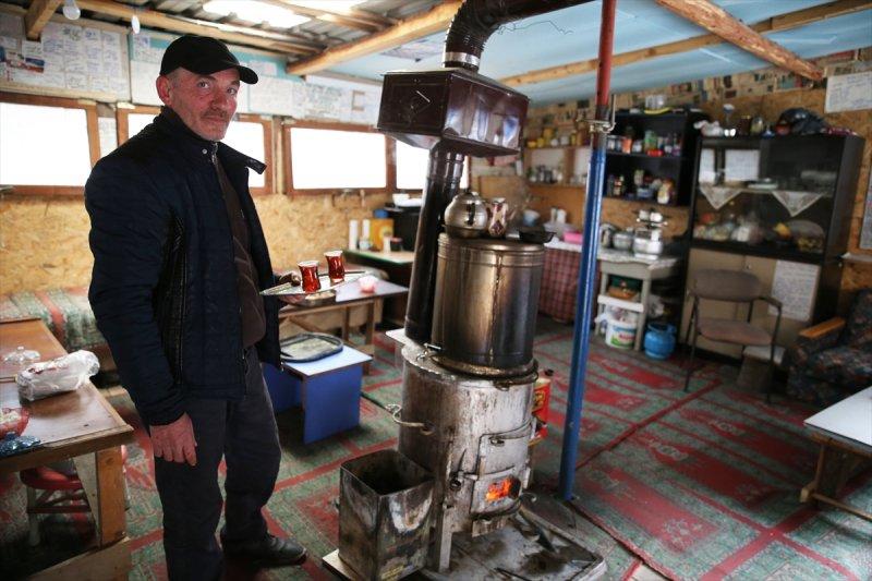 Giresun'da 'Kervansaray' dediği kulübesinin kapısını yolcular için 24 saat açık tutuyor