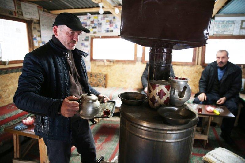 Giresun'da 'Kervansaray' dediği kulübesinin kapısını yolcular için 24 saat açık tutuyor