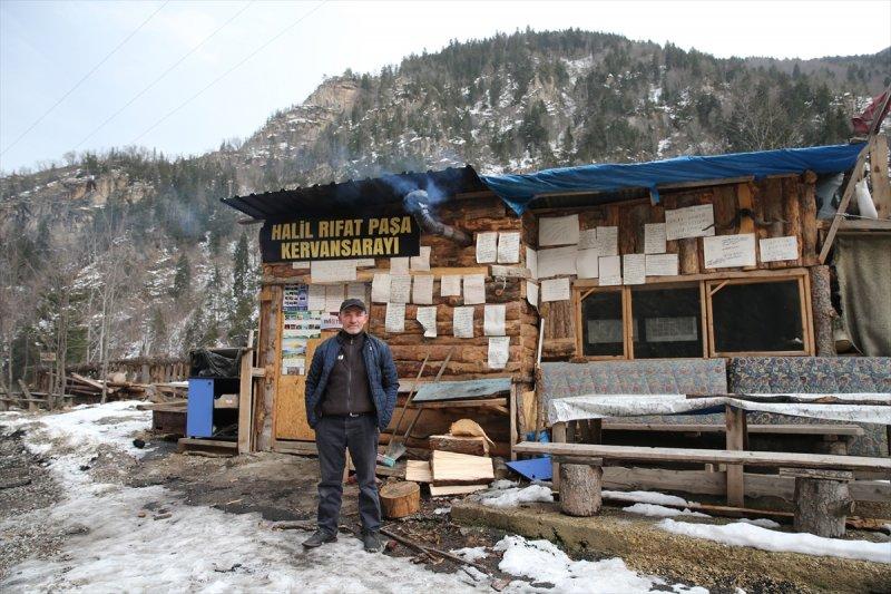 Giresun'da 'Kervansaray' dediği kulübesinin kapısını yolcular için 24 saat açık tutuyor