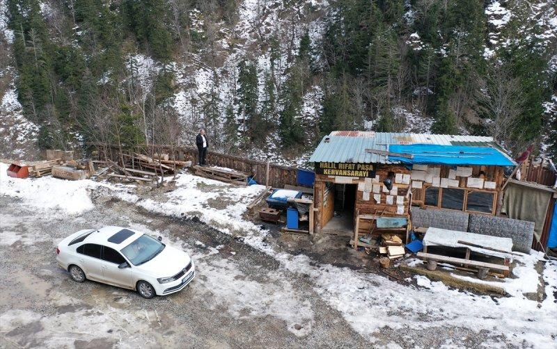 Giresun'da 'Kervansaray' dediği kulübesinin kapısını yolcular için 24 saat açık tutuyor