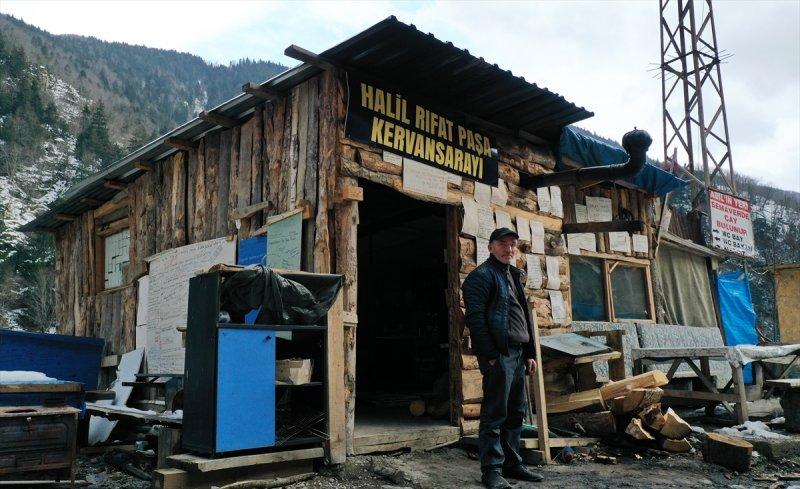 Giresun'da 'Kervansaray' dediği kulübesinin kapısını yolcular için 24 saat açık tutuyor