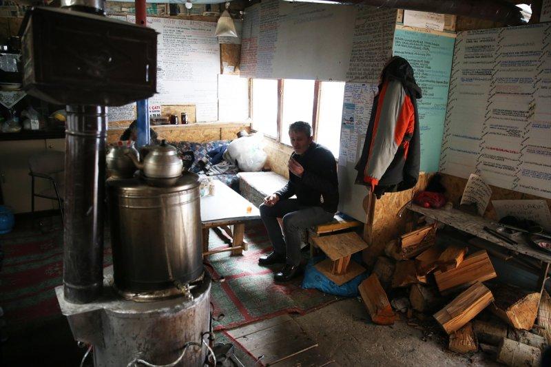 Giresun'da 'Kervansaray' dediği kulübesinin kapısını yolcular için 24 saat açık tutuyor