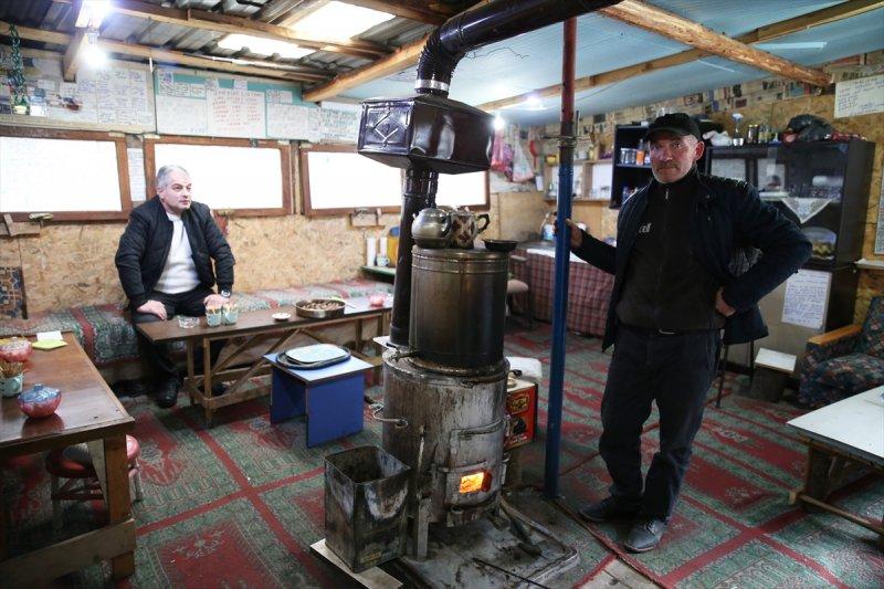 Giresun'da 'Kervansaray' dediği kulübesinin kapısını yolcular için 24 saat açık tutuyor