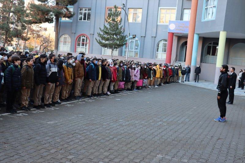 Okullarda dönemin ilk gününden kareler