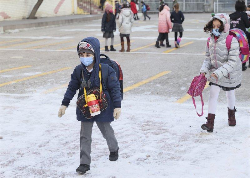 Okullarda dönemin ilk gününden kareler