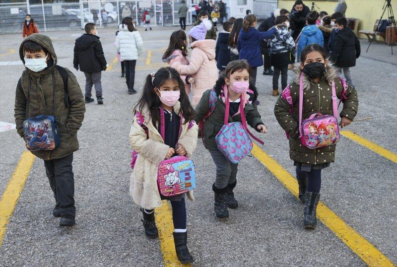 Okullarda dönemin ilk gününden kareler