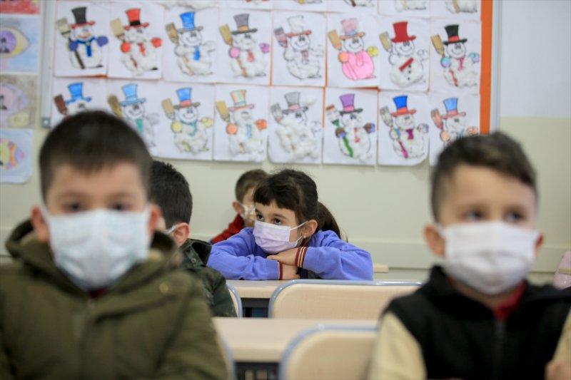 Okullarda dönemin ilk gününden kareler