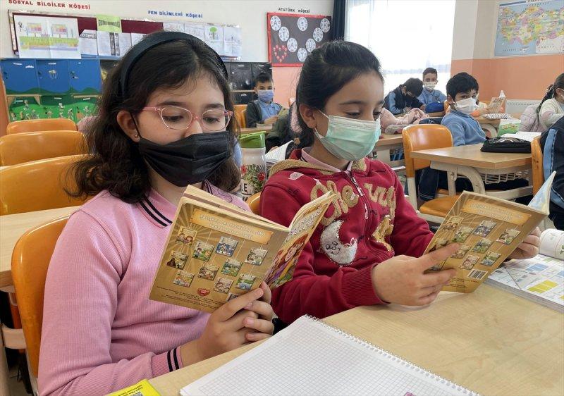 Okullarda dönemin ilk gününden kareler