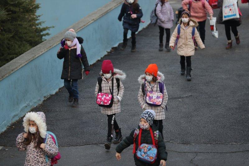 Okullarda dönemin ilk gününden kareler