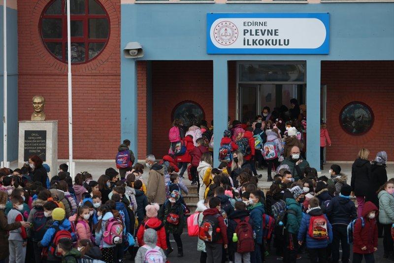 Okullarda dönemin ilk gününden kareler