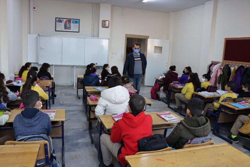 Okullarda dönemin ilk gününden kareler