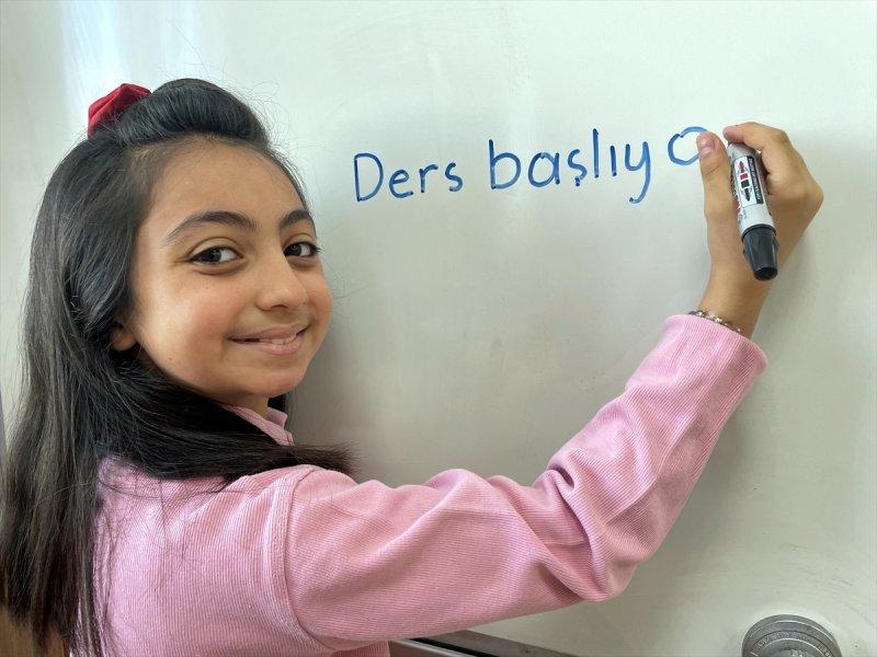 Okullarda dönemin ilk gününden kareler