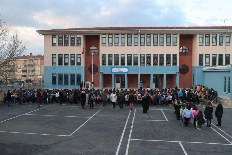 Okullarda dönemin ilk gününden kareler