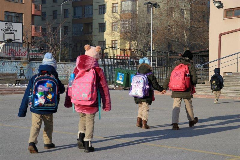 Okullarda dönemin ilk gününden kareler