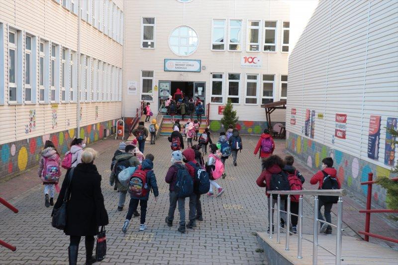 Okullarda dönemin ilk gününden kareler