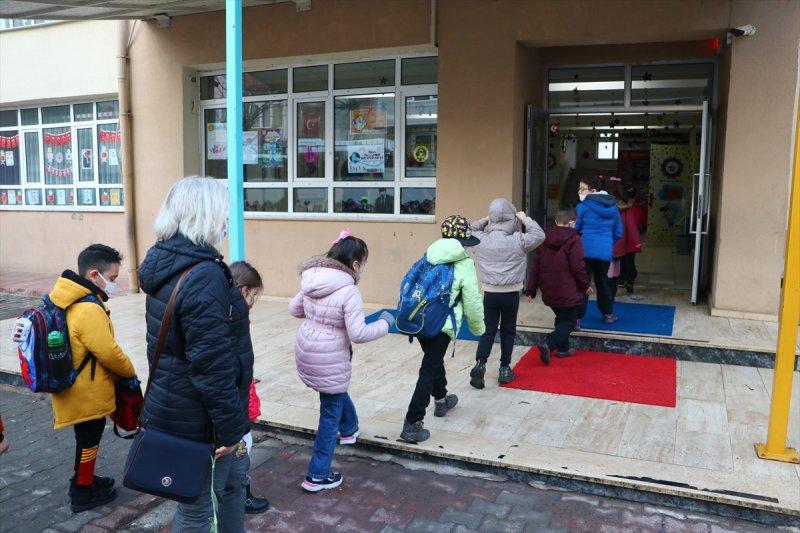 Okullarda dönemin ilk gününden kareler