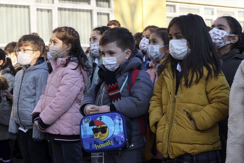 Okullarda dönemin ilk gününden kareler