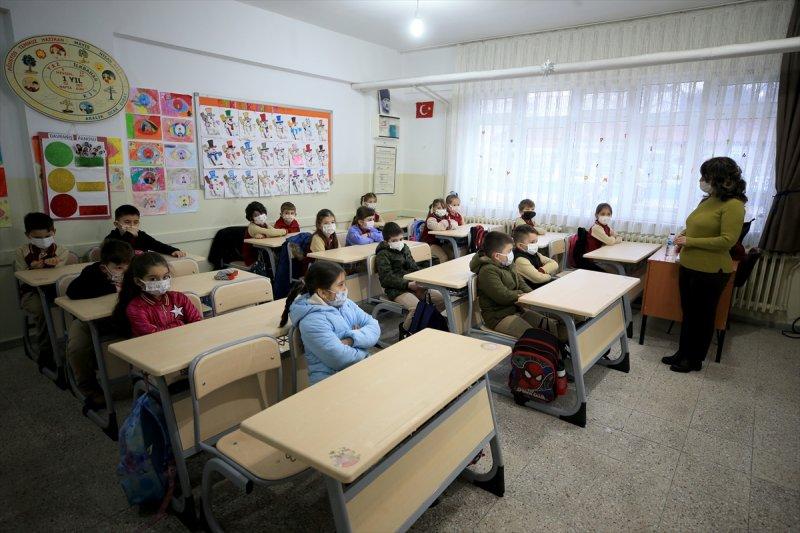 Okullarda dönemin ilk gününden kareler