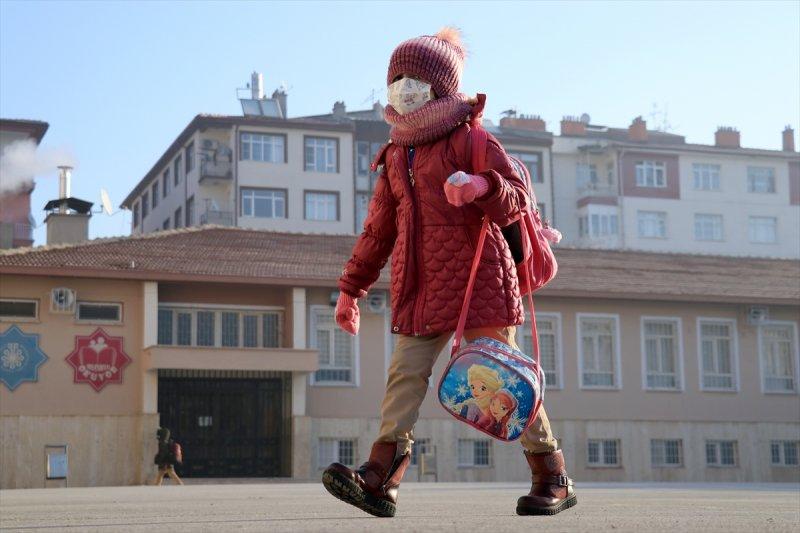 Okullarda dönemin ilk gününden kareler