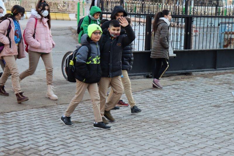 Okullarda dönemin ilk gününden kareler