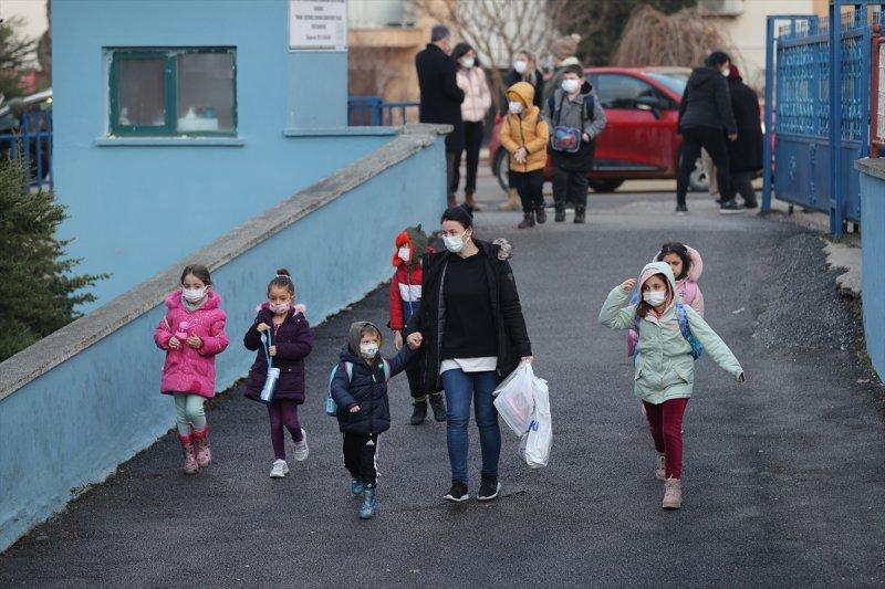 Okullarda dönemin ilk gününden kareler