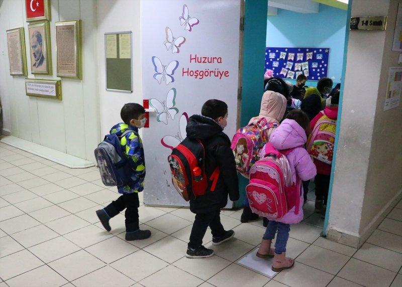 Okullarda dönemin ilk gününden kareler