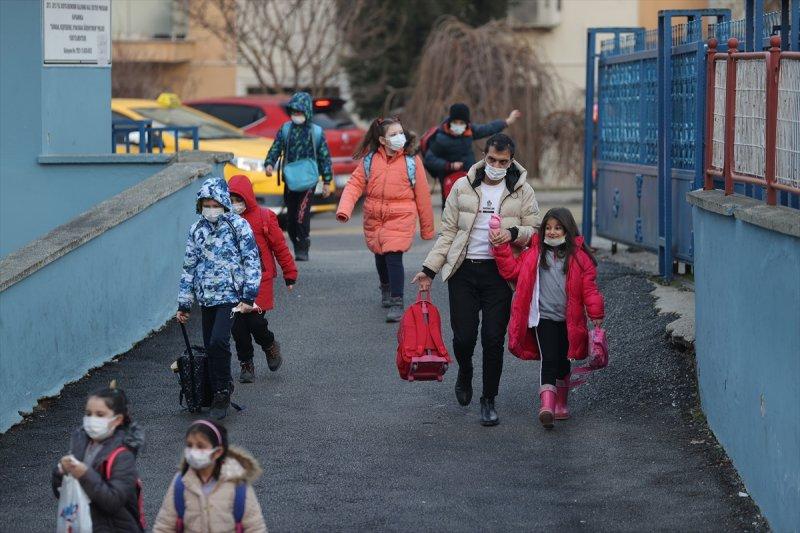 Okullarda dönemin ilk gününden kareler