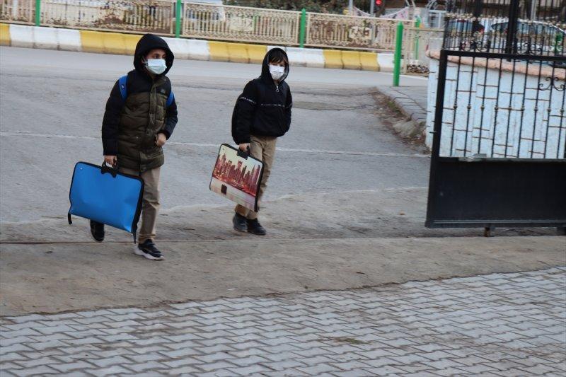Okullarda dönemin ilk gününden kareler