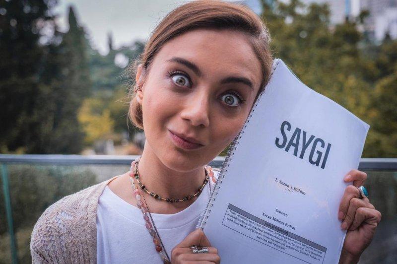 Güzelliğiyle göz dolduran Damla Sönmez'in iddialı pozları