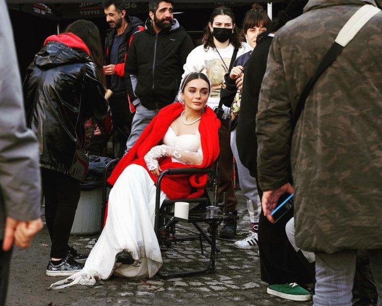 Güzelliğiyle göz dolduran Damla Sönmez'in iddialı pozları