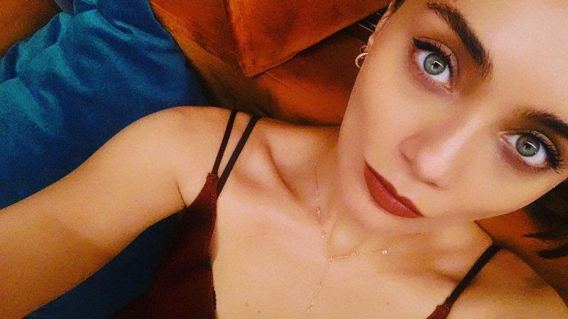 Güzelliğiyle göz dolduran Damla Sönmez'in iddialı pozları