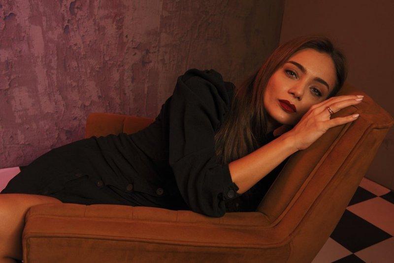 Güzelliğiyle göz dolduran Damla Sönmez'in iddialı pozları