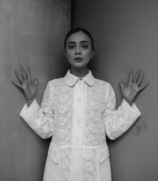 Güzelliğiyle göz dolduran Damla Sönmez'in iddialı pozları