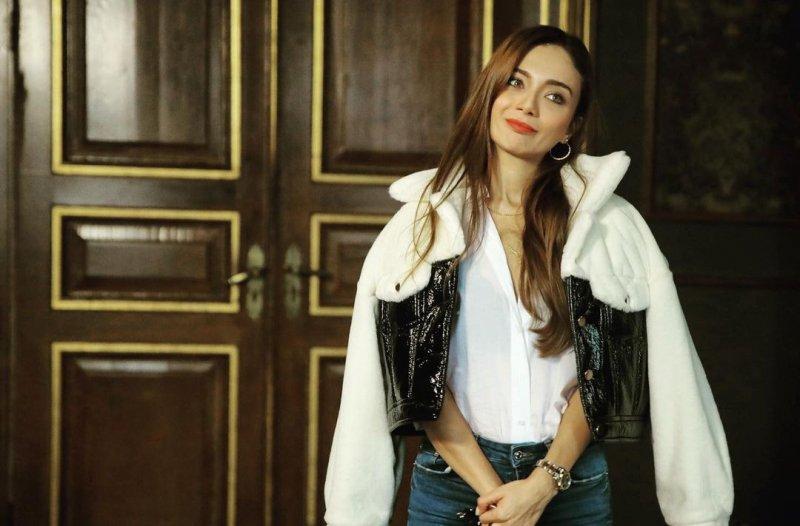 Güzelliğiyle göz dolduran Damla Sönmez'in iddialı pozları