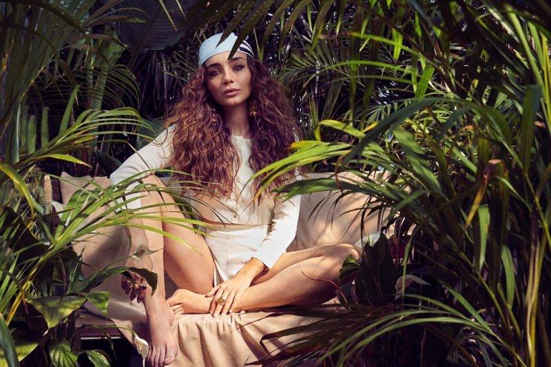 Güzelliğiyle göz dolduran Damla Sönmez'in iddialı pozları