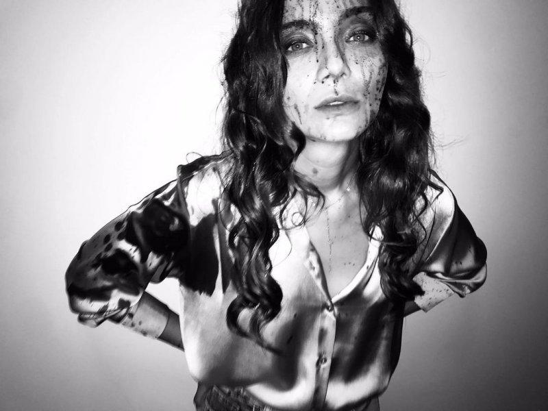 Güzelliğiyle göz dolduran Damla Sönmez'in iddialı pozları