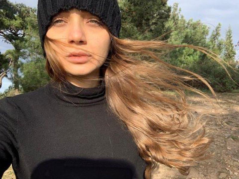 Güzelliğiyle göz dolduran Damla Sönmez'in iddialı pozları