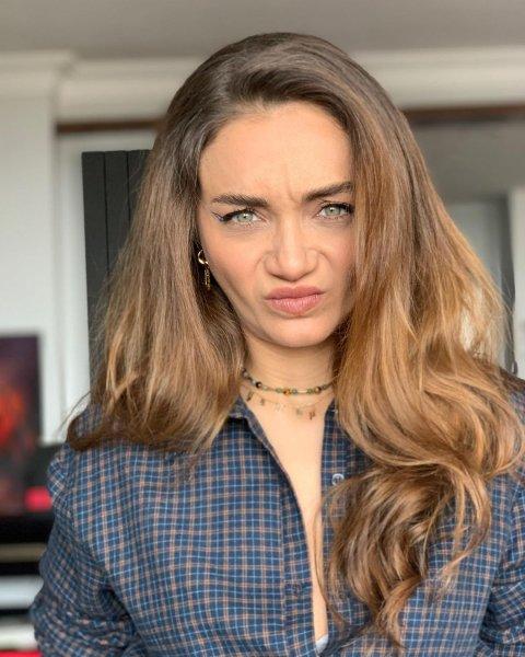 Güzelliğiyle göz dolduran Damla Sönmez'in iddialı pozları