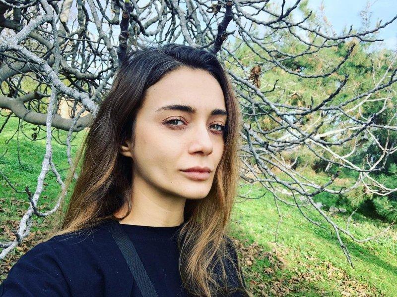 Güzelliğiyle göz dolduran Damla Sönmez'in iddialı pozları