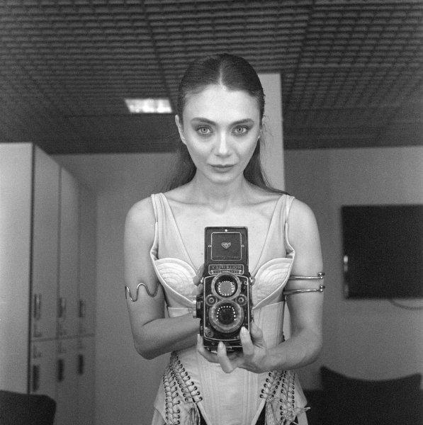 Güzelliğiyle göz dolduran Damla Sönmez'in iddialı pozları