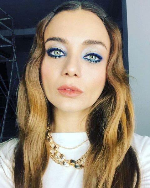 Güzelliğiyle göz dolduran Damla Sönmez'in iddialı pozları