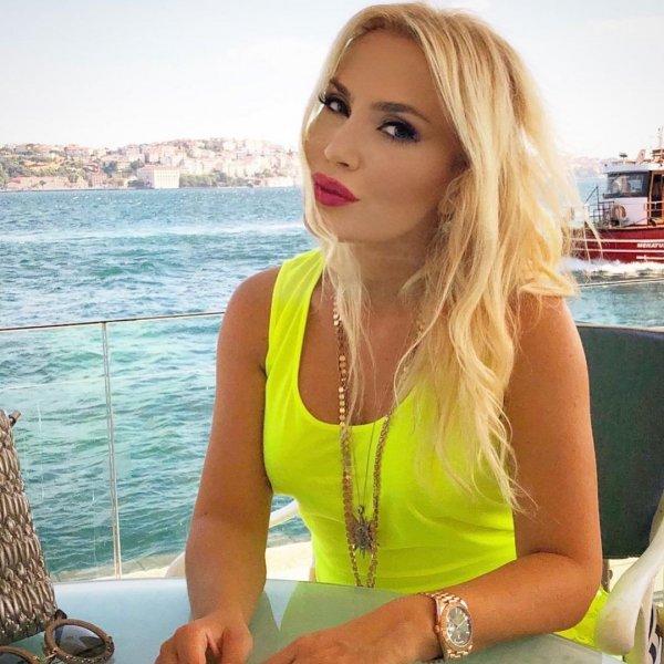 Dekoltesiyle gündeme gelen Lerzan Mutlu'nun kareleri