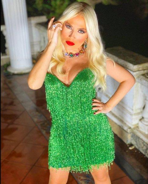 Dekoltesiyle gündeme gelen Lerzan Mutlu'nun kareleri