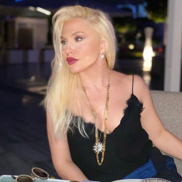 Dekoltesiyle gündeme gelen Lerzan Mutlu'nun kareleri